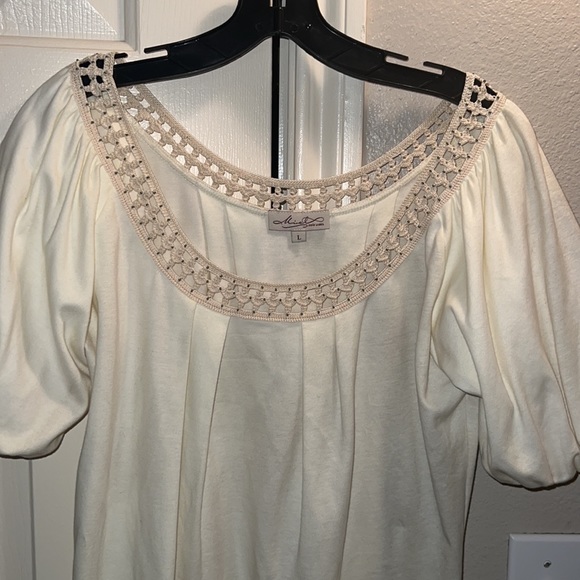 Ivory colored top with decorative neckline - Picture 2 of 8